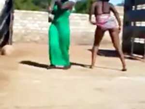 Bionda dà la sua rag ...