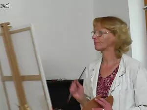 Un occhialuto uomo s ...